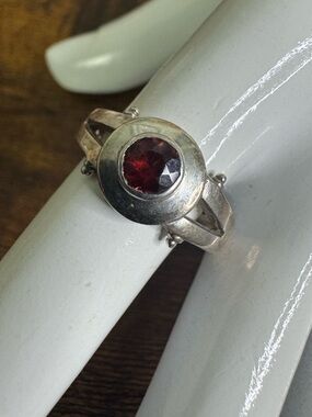 Sterling Silver Ring with Deep Red Garnet Stone Split Shank size 8.5